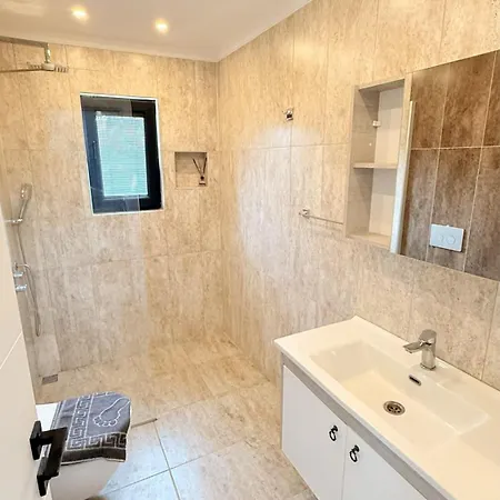 Villa-sleeps 8-parking-pool-bbq 达利安