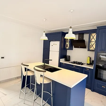 Villa-sleeps 8-parking-pool-bbq *