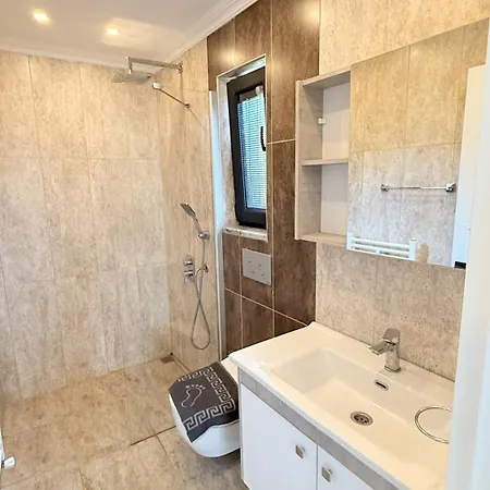 Villa-sleeps 8-parking-pool-bbq 达利安