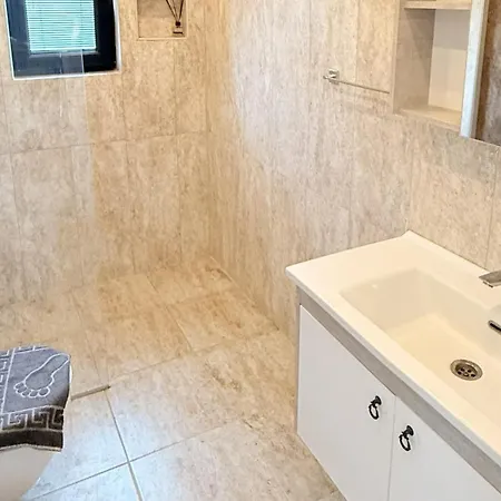 Villa Villa-sleeps 8-parking-pool-bbq