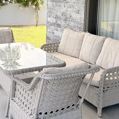 Villa-sleeps 8-parking-pool-bbq * 达利安