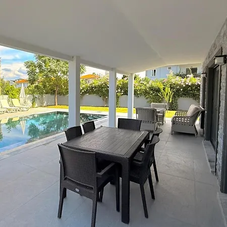 Villa-sleeps 8-parking-pool-bbq * 达利安