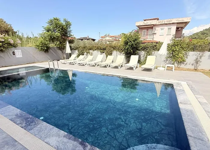 Villa Villa-sleeps 8-parking-pool-bbq *