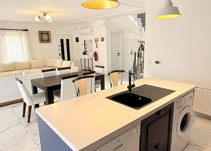 Villa-sleeps 8-parking-pool-bbq * Dalyan