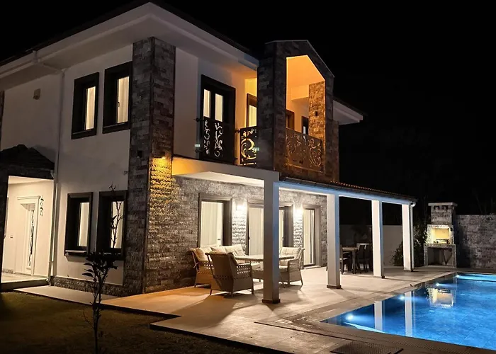 Villa-sleeps 8-parking-pool-bbq Villa