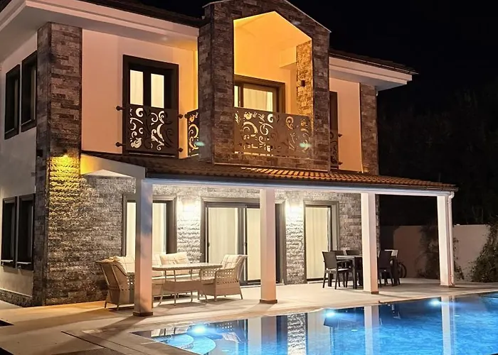 Villa-sleeps 8-parking-pool-bbq * Dalyan